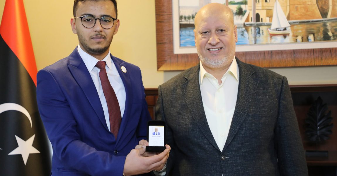 الحزب الديمقراطي يشرع في تسليم بطاقات العضوية