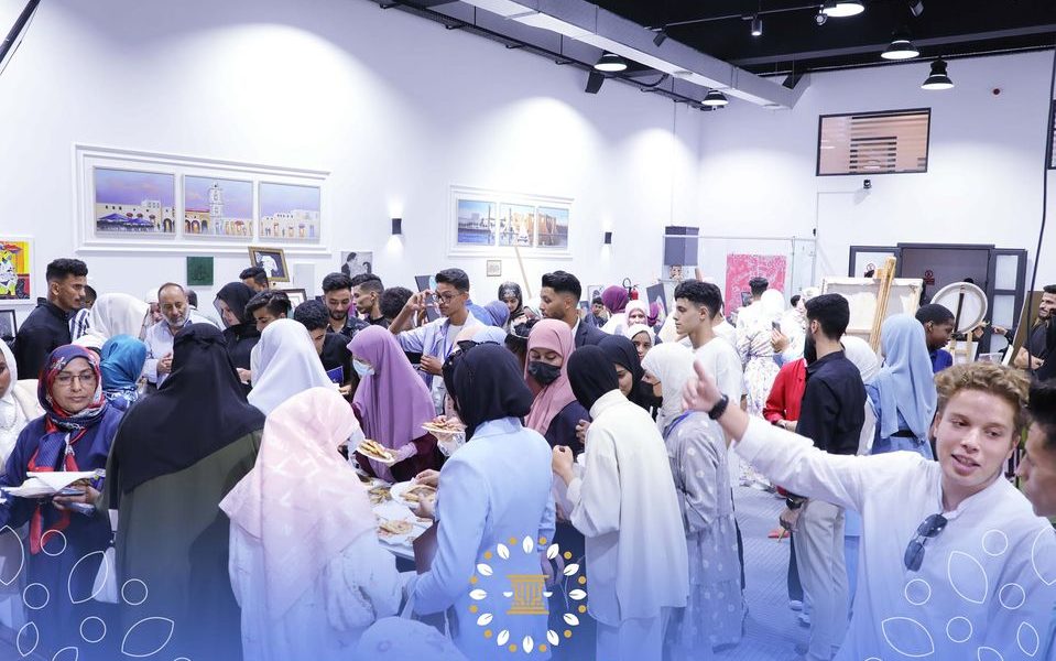 45 فناناً و 200 حاضر لمعرض الحزب الديمقراطي بمناسبة اليوم العالمي للشباب