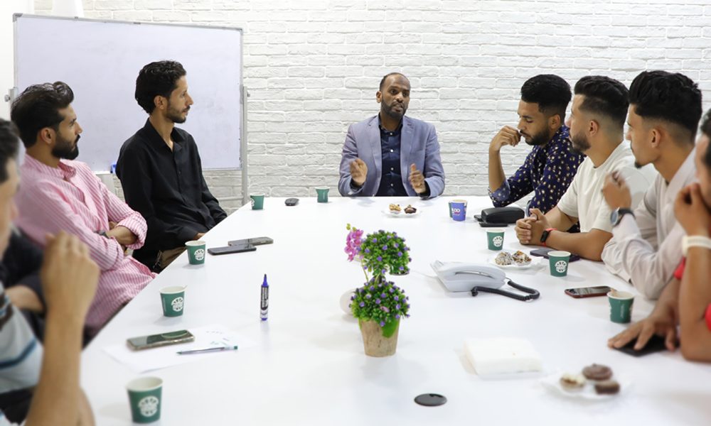 رئيس مكتب اللجان المختصة يجتمع بنشطاء من المجتمع المدني